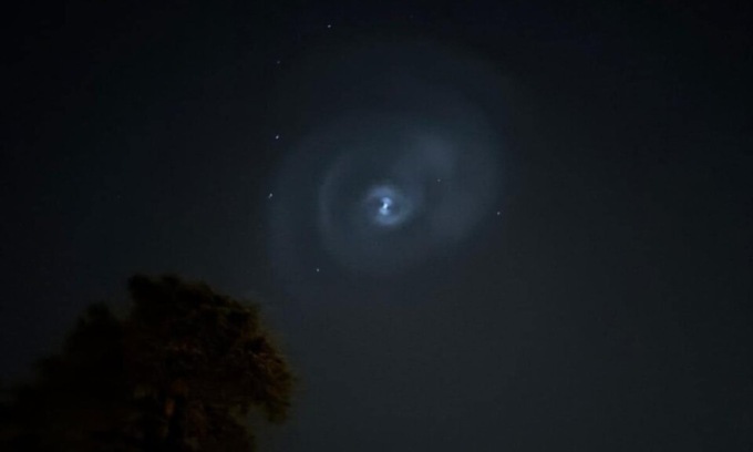 Misteriosa spirale blu nei cieli italiani: la spiegazione del fenomeno che ha scatenato il web