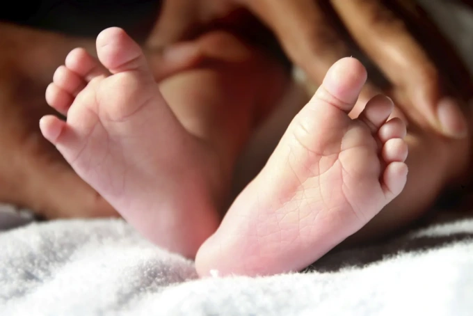 Mamma da record: a 66 anni partorisce il decimo figlio (l’ottavo negli ultimi 13 anni)