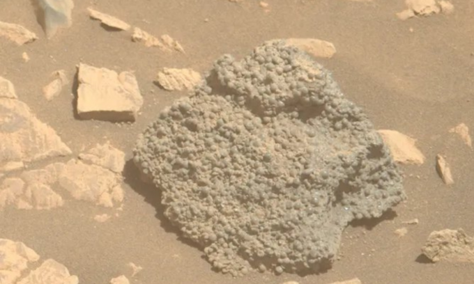 Perseverance scopre una strana roccia a forma di popcorn su Marte