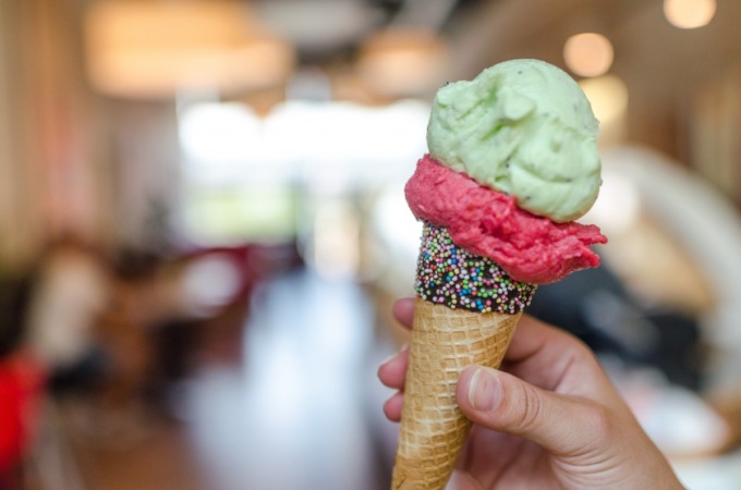 Bambino di 4 anni chiama la Polizia: “Venite, la mamma mi ha tolto il gelato”