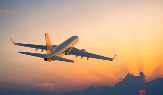 Il bagno è intasato, l’aereo costretto a tornare indietro