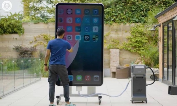 L’iPhone più grande del mondo è alto… più di due metri