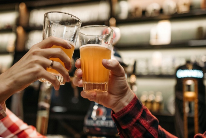 C’è un’azienda che offre alcol ai dipendenti e congedi per smaltire la sbornia