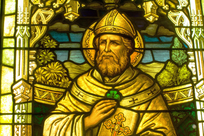Il 17 marzo è San Patrizio: curiosità e leggende sul patrono d’Irlanda (che non è irlandese)