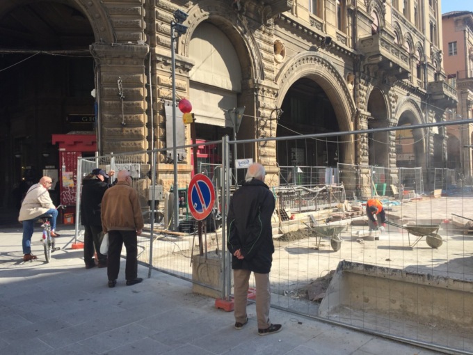 Il Comune che cerca gli “umarell” per controllare i cantieri