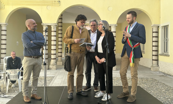 Brianza, cerimonia in Comune con i nuovi residenti: non si presenta nessuno… per forza, gli inviti erano stati spediti in Sicilia