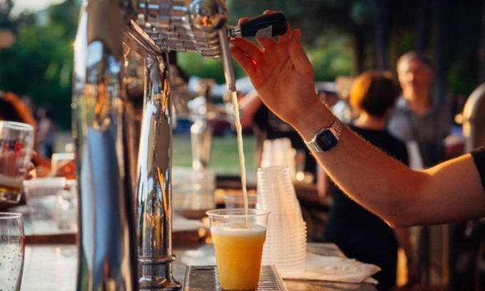 Pensionato spilla la birra alla festa degli Alpini, l’Inps gli chiede indietro 29.000 euro