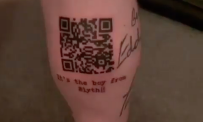 Si tatua il Qr code con il video della sua squadra che vince la coppa, ma i tifosi avversari lo fanno cancellare
