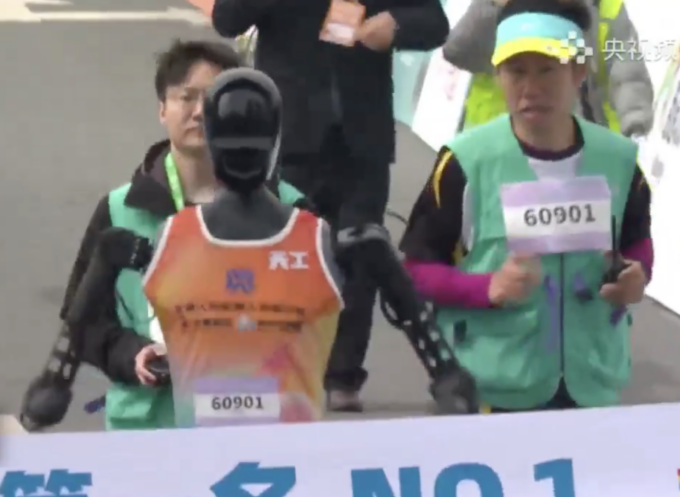 A Pechino la prima mezza maratona al mondo per robot umanoidi
