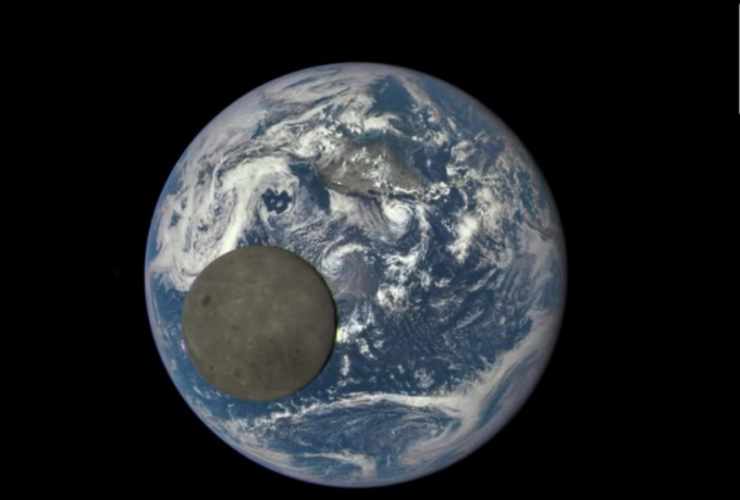 Il lato oscuro della Luna, immortalato dalla Nasa nel 2015, diventa un caso per i complottisti da tastiera