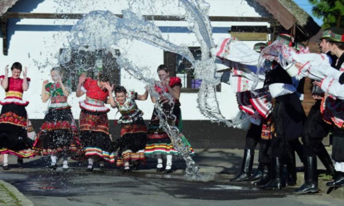 Tradizioni curiose per Pasqua:  Śmigus-Dyngus, la doccia d’amore