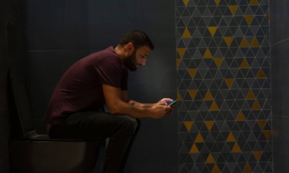 Stare troppo tempo in bagno col cellulare fa male alla salute