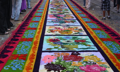Tradizioni curiose per Pasqua: alfombras de aserrín, i tappeti di segatura in Guatemala