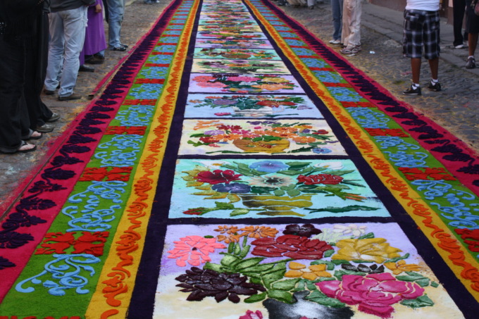 Tradizioni curiose per Pasqua: alfombras de aserrín, i tappeti di segatura in Guatemala