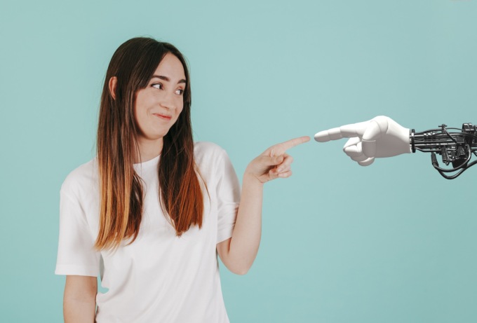 Da intelligenza artificiale ad innamoramento reale, il monito degli scienziati: “I chatbot simulano bene”