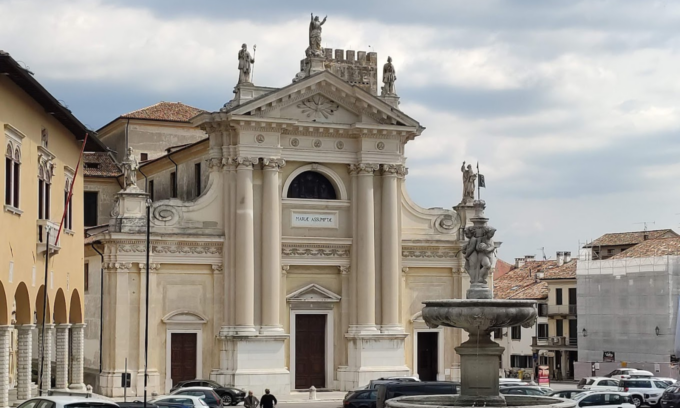 Entra in Duomo la Domenica delle Palme e bestemmia per fare un video virale: “salvato” dalla Caritas