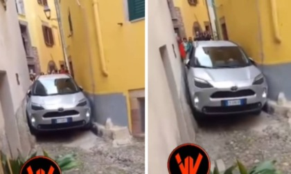 Vatti a fidare del navigatore: restano incastrati tra due case con l'auto