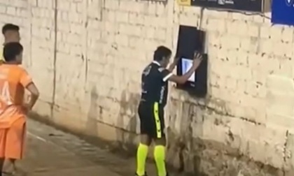Nel campetto di periferia da un buco nel muro spunta... il Var
