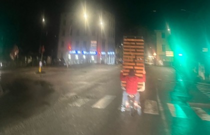 In due sulla bici elettrica con la rete da materasso in verticale: l’incredibile video