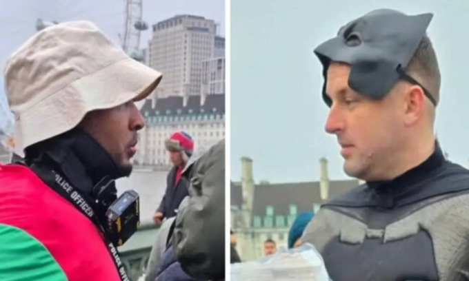Poliziotti travestiti da Batman e Robin fermano un truffatore che fa il gioco dei tre bicchieri: il video