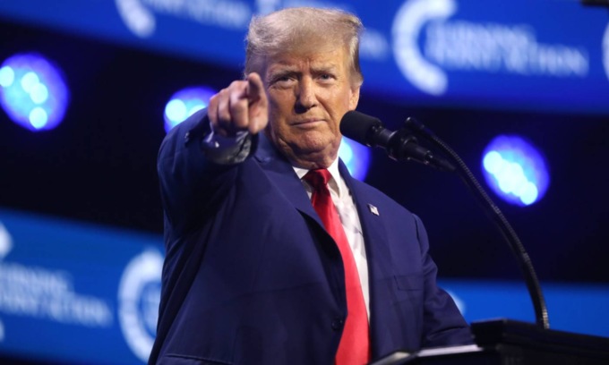 Donald Trump vuole docce più potenti per curare i suoi capelli