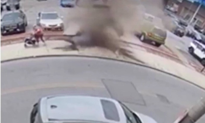 Nonna cammina coi nipotini per strada, all’improvviso esplode un tombino a pochi centimetri: il video