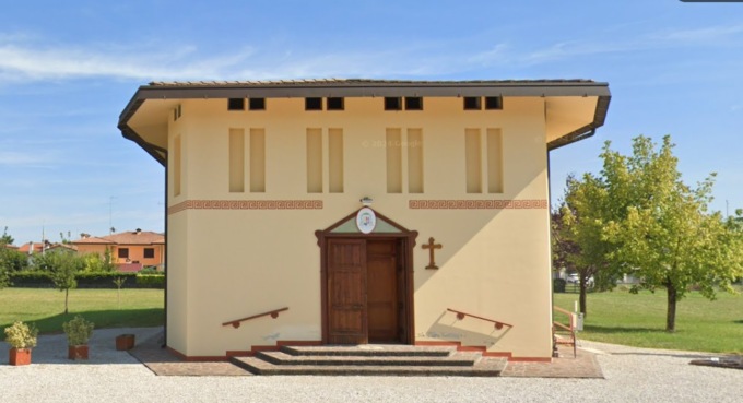 Troppo pochi fedeli, il don vende la chiesa