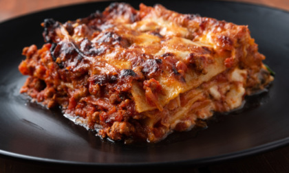 Litigio tra colleghi: si prendono a colpi... di lasagna
