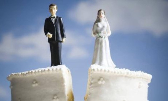Annulla il matrimonio una settimana prima, rimborsa tutti gli invitati e si presenta da solo in chiesa