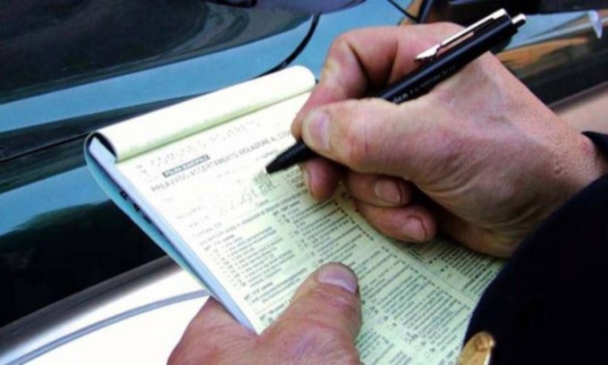 Sostava a piedi sulle strisce pedonali: papà multato mentre accompagna la figlia a scuola