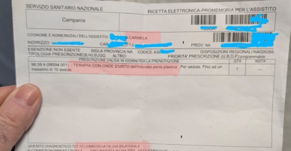 Per curare il mal di schiena, le prescrivono onde d’urto per una parte del corpo molto… “maschile”
