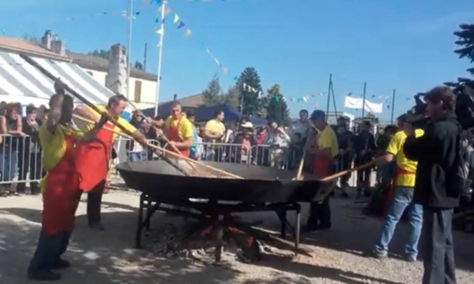 Tradizioni curiose per Pasqua: l’omelette gigante di Haux