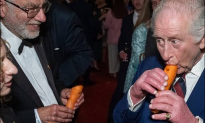 Ma quello è davvero Re Carlo che suona una carota?