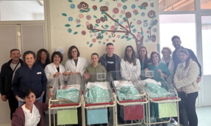 Va in ospedale e scopre che aspetta quattro gemelli: il parto rarissimo