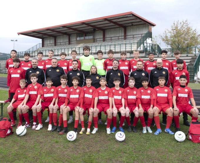 Il rigore non c’è, il calciatore 14enne lo sbaglia apposta