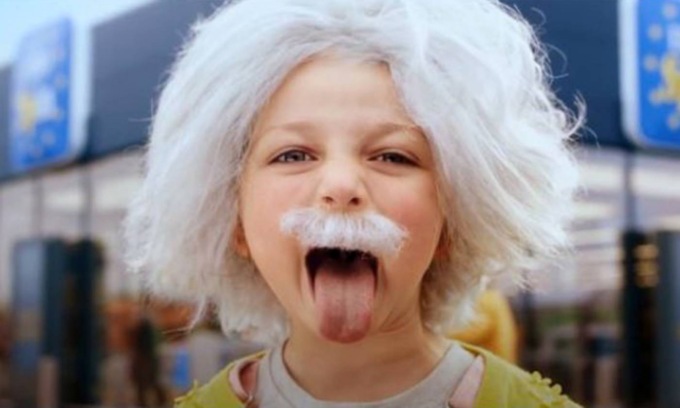 Il bambino è un piccolo genio e in classe si annoia, la maestra gli fa saltare la seconda elementare