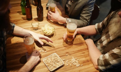 Le portano la birra sbagliata e si arrabbia coi camerieri. Sullo scontrino le addebitano la "tassa sulla lamentela"
