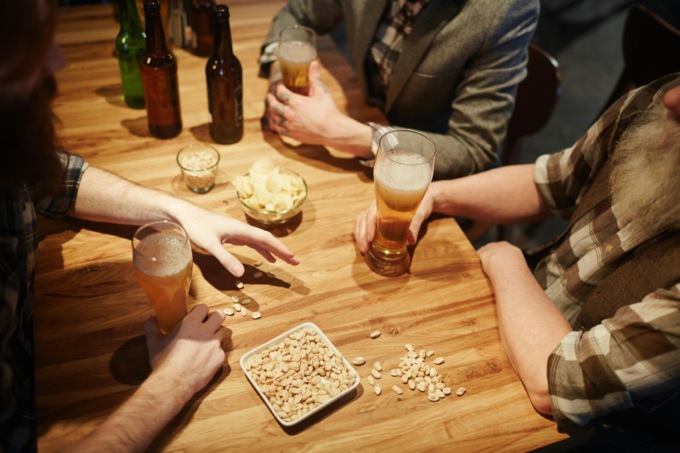 Le portano la birra sbagliata e si arrabbia coi camerieri. Sullo scontrino le addebitano la “tassa sulla lamentela”
