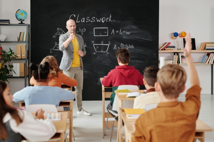 Studenti 13enni entrano nel registro elettronico, alzano i loro voti e mettono 2 alle “secchione”