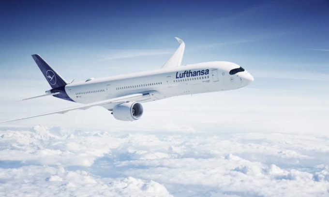 Il comandante va in bagno, il co-pilota sviene. E l’aereo? Vola per dieci minuti senza guida