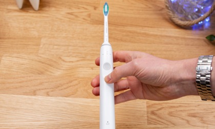 Scopre il tradimento del marito grazie a un'app sullo spazzolino da denti elettrico