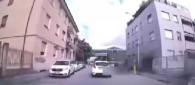 Pessima idea scappare se non hai la patente e l’auto è pure senza assicurazione…