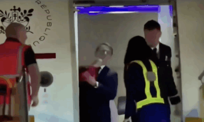 Uno "schiaffetto" presidenziale: l’arrivo turbolento di Macron ad Hanoi diventa virale sui social