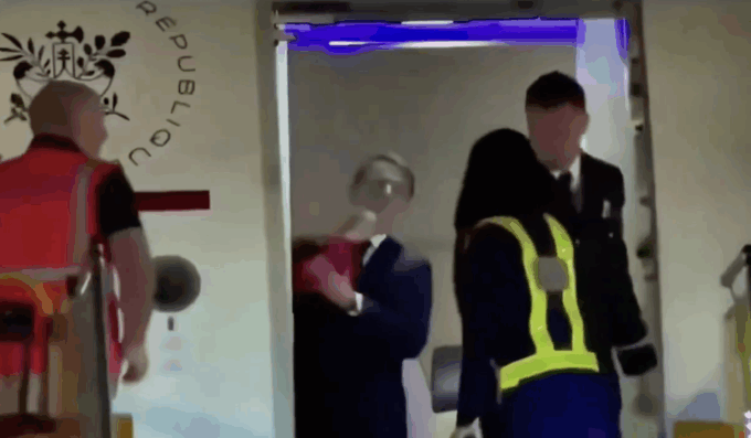 Uno “schiaffetto” presidenziale: l’arrivo turbolento di Macron ad Hanoi diventa virale sui social