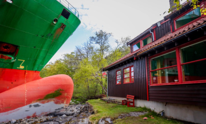 Svegliarsi con una nave in giardino: porta-container perde la rotta in un fiordo norvegese e...