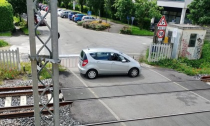 Resta intrappolato con l'auto tra le sbarre del passaggio a livello e viene multato