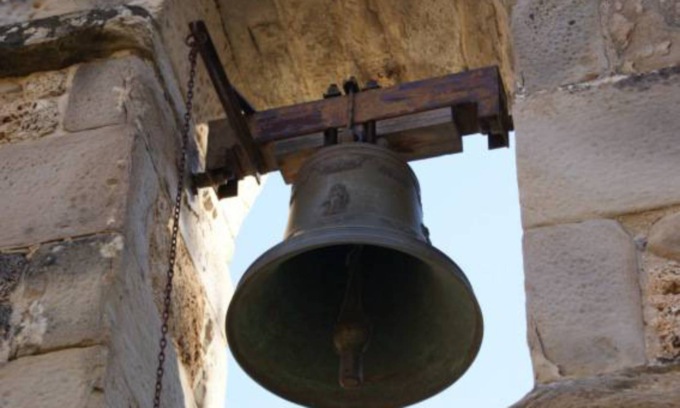 La Curia scrive al prete: “Tieni spente le campane di notte”