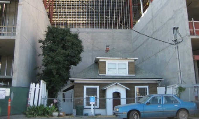 La storia di Edith Macefield, la donna che costrinse i costruttori a realizzare un centro commerciale attorno alla sua casa