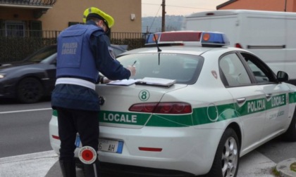 I due compaesani sessantenni che guidano da una vita senza aver mai preso la patente