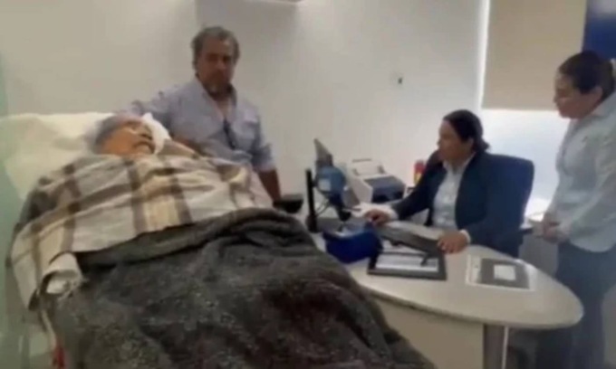 Anziana di 96 anni costretta a letto, trasportata su una barella in banca per sbloccare la pensione ferma da 6 mesi